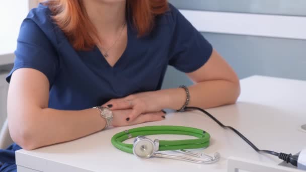 Terapeutka Mluví Starším Dědečkem Prevence Kardiovaskulárních Onemocnění Moderní Klinika — Stock video
