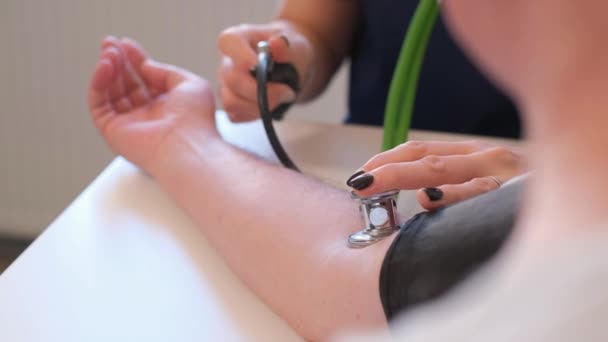 Ein Kardiologe Misst Den Blutdruck Eines Patienten Gesundheitliche Probleme Alter — Stockvideo