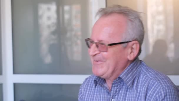 Μια Θεραπεύτρια Μιλάει Έναν Ηλικιωμένο Παππού Πρόληψη Καρδιαγγειακών Παθήσεων Σύγχρονη — Αρχείο Βίντεο