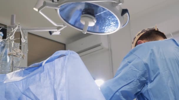外科医生的真正过程是在手术室里进行的 医生使用各种工具和技术 如刀片 缝合线和其他专用工具 — 图库视频影像