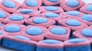 Bulaşık makinesi için renk tabletleri, daire şeklinde dönüyor. Bulaşık yıkamak için kimyasallar kullanılıyor.