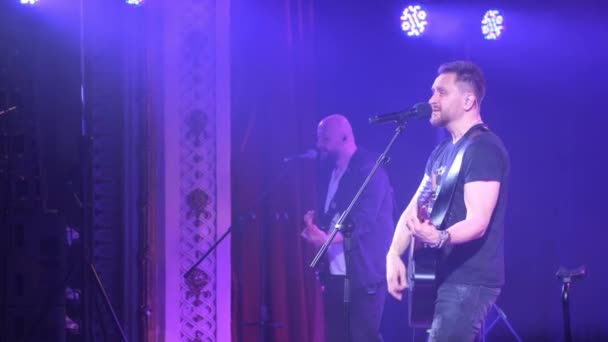Rockový Umělec Hraje Kytaru Zpívá Píseň Před Obecenstvem Velkém Pódiu — Stock video