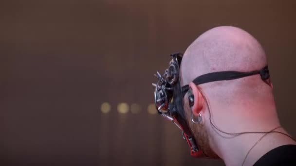 Человек Маске Играет Электрической Бас Гитаре Рок Концерте Клубе Ночная — стоковое видео
