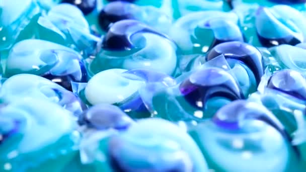 Κάψουλες Για Πλύσιμο Του Μπλε Χρώματος Περιστρέφονται Έναν Κύκλο Χημικά — Αρχείο Βίντεο