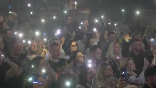 Concert Hall Crowd Fans Smartphones Hands Entertainment Night Festivals Dance — Stock Video