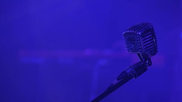 Egy Mikrofon Közelsége Egy Éjszakai Klub Dalénekléséhez Jazz Zene Koncepció — Stock videók
