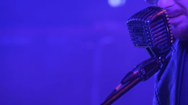 Bir Caz Müzisyeni Bir Gece Kulübünde Mikrofona Şarkı Söyler Caz — Stok video