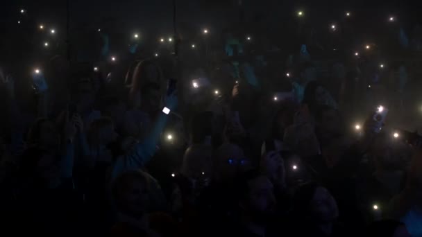 スタイリッシュなジャズコンサート 大ホールでスマートフォンを持つファンの群衆 音楽祭やジャズ音楽の概念 ウクライナ テルノピル 2023年3月20日 — ストック動画