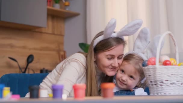 Szczęśliwa Matka Córka Farbują Jajka Wielkanoc Ubrane Królicze Uszy Święta — Wideo stockowe