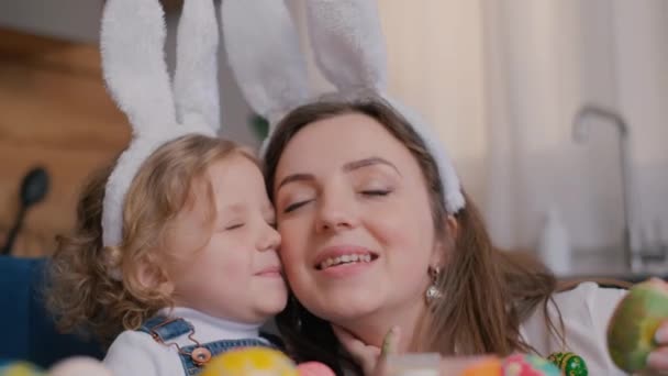 Szczęśliwa Matka Córka Rysują Wielkanocne Jajka Kuchni Rodzina Przygotowuje Się — Wideo stockowe
