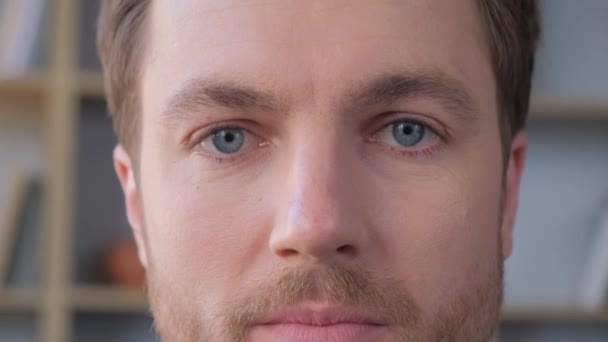 Close Rosto Homem Europeu Olhando Para Câmera Fechando Lentamente Olhos — Vídeo de Stock