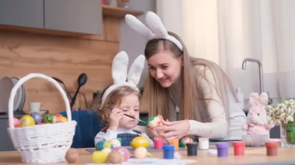 Piękna Blond Matka Córką Maluje Pisanki Koncepcja Świąt Wielkanocnych — Wideo stockowe