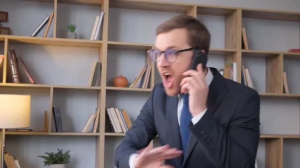 愤怒的商人 办公室里大吵大闹的电话 紧张的办公室职员在手机上讨论业务问题 感到压力 男人有冲突 — 图库视频影像