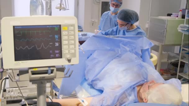 의사들은 정맥류 정맥을 여자의 다리를 수술한다 의사들의 — 비디오