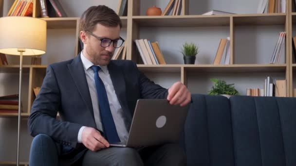Jovem Empresário Caucasiano Trabalhando Laptop Enquanto Senta Sofá Casa Trabalho — Vídeo de Stock