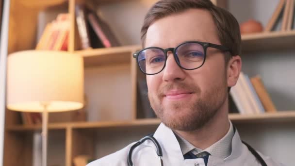Retrato Jovem Médico Bonito Com Casaco Branco Ele Está Olhando — Vídeo de Stock
