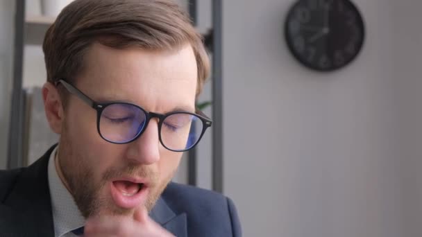 Zblízka Tvář Unavený Manažer Zívání Práci Při Používání Notebooku Podnikatel — Stock video