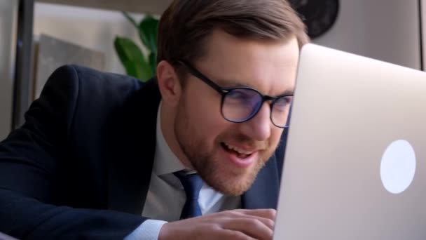 사무실에서 노트북으로 일하는 재미있는 사업가는 행복하고 활기찬 기분을 느낀다 사무직 — 비디오