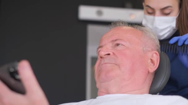 Frau Arzt Trichologe Behandelt Patienten Glatzköpfige Reife Mann Mit Alopezie — Stockvideo