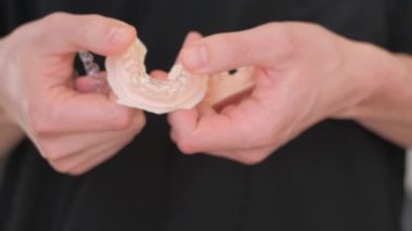 Diş düzeltmesi için ortodontik görünmez diş telleri yakın plan. Diş için ortodontik silikon eğitmeni. Diş telleriyle diş düzeltme kursundan sonra..