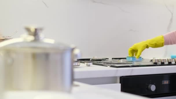 고무와 세제로 요리하기 스토브를 현대식 인테리어로 청소하는 — 비디오