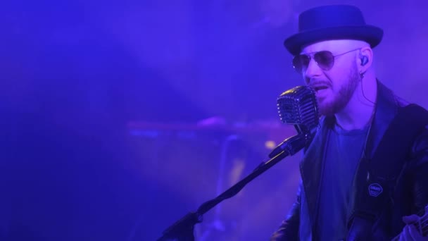 Bir Rock Müzisyeni Bir Müzik Konserinde Mikrofona Şarkı Söyler Sahnede — Stok video