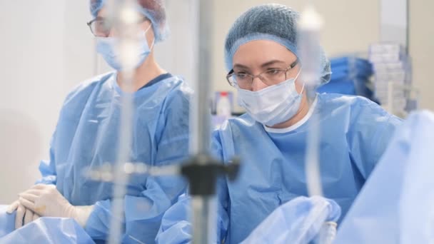 帝王切開手術は外科医と防護服を着た助手によって行われる 現代の母子診療所 — ストック動画