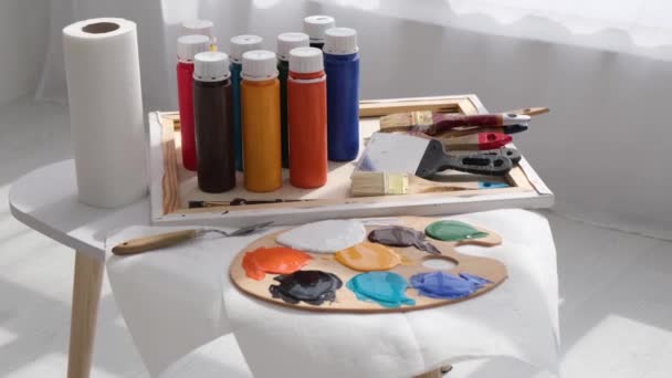 Stüdyoda Bir Resim Yaratmak Için Sanatçılar Aletler Şövaleye Resim Çizmek — Stok video
