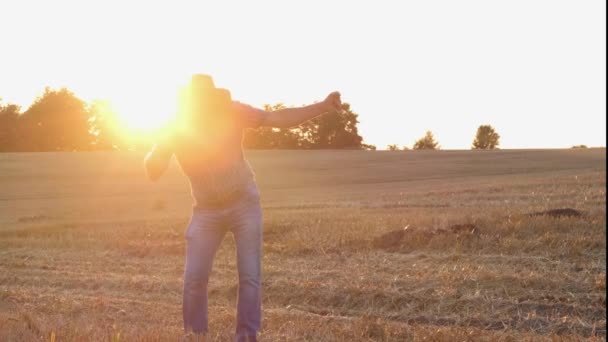 Egy Elégedett Farmer Vicces Táncot Jár Terepen Silhouette Naplemente Vagy — Stock videók