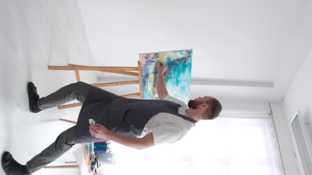 Pionowe Wideo Profesjonalnego Artysty Malującego Obraz Białym Płótnie Pędzlami Sztalugami — Wideo stockowe