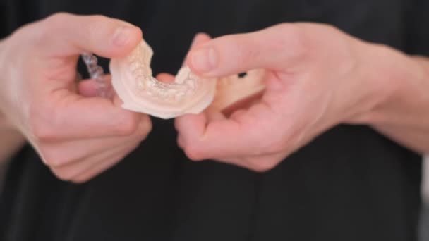 牙齿矫正用正畸隐形牙托的特写 矫正咬牙过程后 矫正牙齿用的正牙体硅胶训练器 — 图库视频影像