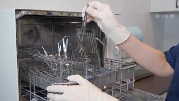 Een Vrouwelijke Verpleegster Werkt Een Kliniek Steriliseert Medische Instrumenten Voorbereiding — Stockvideo