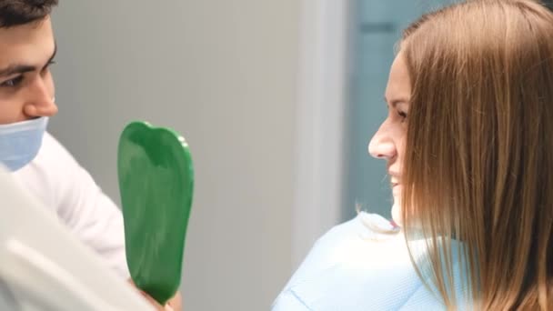 Patienten Beundrar Hennes Leende När Hon Tittar Spegeln Efter Behandlingen — Stockvideo