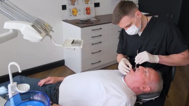 Zahnhygiene Und Zahnpflege Für Einen Alten Mann Konzept Der Behandlung — Stockvideo