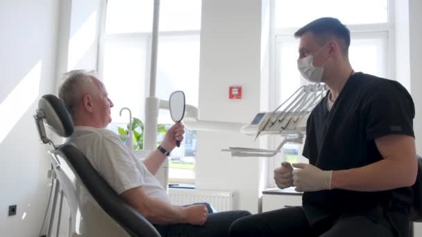 Dentista Profissional Trabalhando Com Seu Paciente Idoso Homem Sênior Visitando — Vídeo de Stock