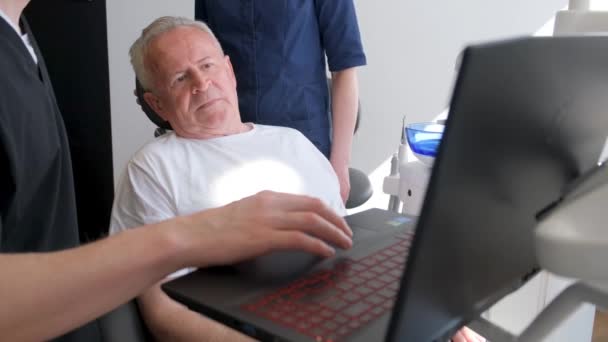 Профессиональный Стоматолог Работающий Своим Пожилым Пациентом Пожилой Человек Посещающий Стоматолога — стоковое видео