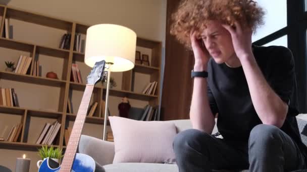 Egy Furcsa Frizurájú Fiatalember Fejfájástól Szenved Egy Göndör Vörös Hajú — Stock videók