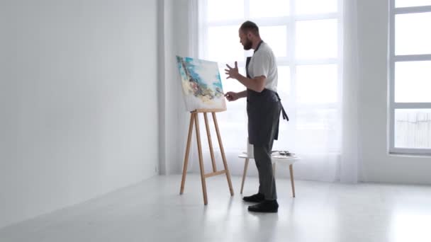 Jovem Artista Trabalho Trabalha Com Inspiração Pinta Quadro Feliz Por — Vídeo de Stock