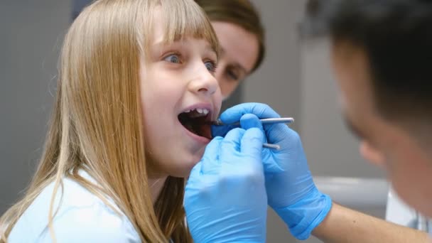 Menina Bonita Consulta Dentistas Exame Dentário Cárie Tratamento Dentário Crianças — Vídeo de Stock