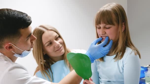 Una Madre Con Hija Pequeña Una Consulta Con Dentista Tratamiento — Vídeo de stock