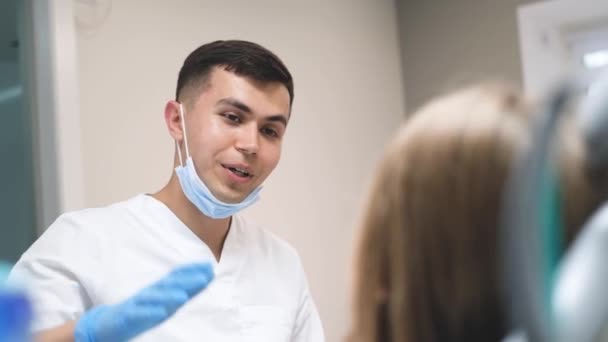 Dentysta Podaje Rękę Dziecku Siedzącemu Krześle Dentystycznym Dzieci Leczą Zęby — Wideo stockowe