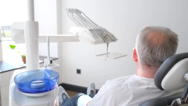 Hombre Mayor Siendo Examinado Por Dentista Sentado Una Silla Una — Vídeo de stock