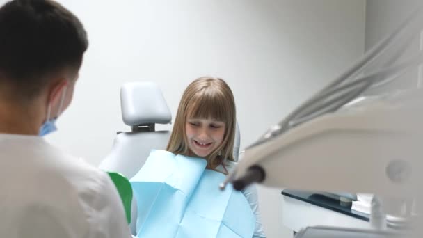 Pacjentka Przyszła Konsultację Kliniki Dentystycznej Koncepcja Stomatologii Dziecięcej Leczenie Stomatologiczne — Wideo stockowe