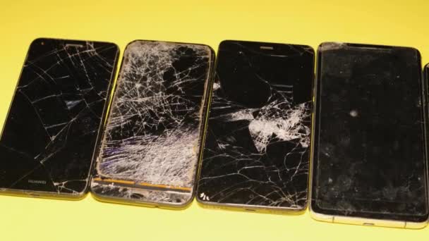 Mobiele Telefoons Met Een Kapot Scherm Mobiele Telefoons Weggooien Gevaarlijk — Stockvideo