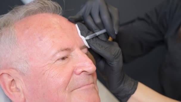 Kosmetyczka Wstrzykuje Staremu Mężczyźnie Środki Przeciw Starzeniu Się Twarzy Dermatolog — Wideo stockowe