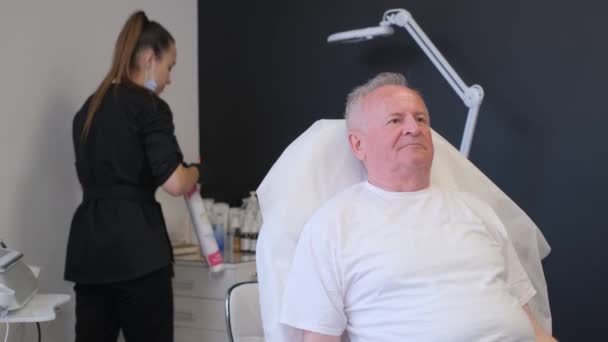 Kosmetička Podává Staršímu Muži Injekce Proti Stárnutí Obličeje Dermatolog Podá — Stock video