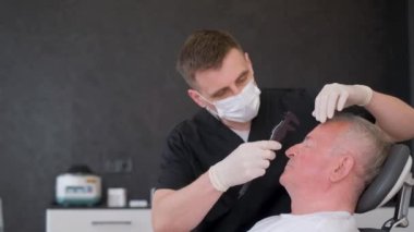 Estetik ameliyattan önce yaşlı bir adamın yüzünde Blepharoplasty vardı. Modern plastik cerrahi.