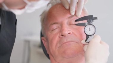 Estetik ameliyattan önce yaşlı bir adamın yüzünde Blepharoplasty vardı. Modern plastik cerrahi.