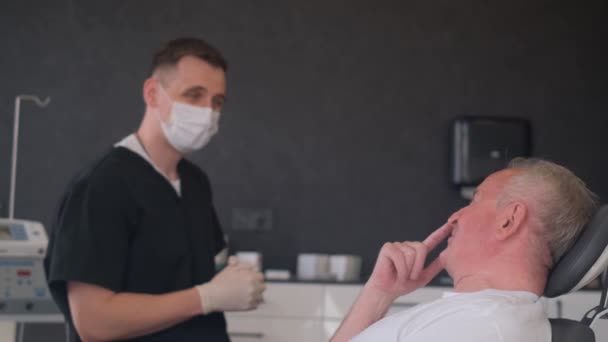 Позначення Обличчя Старшого Чоловіка Перед Пластичною Хірургією Хірург Починає Підготовки — стокове відео