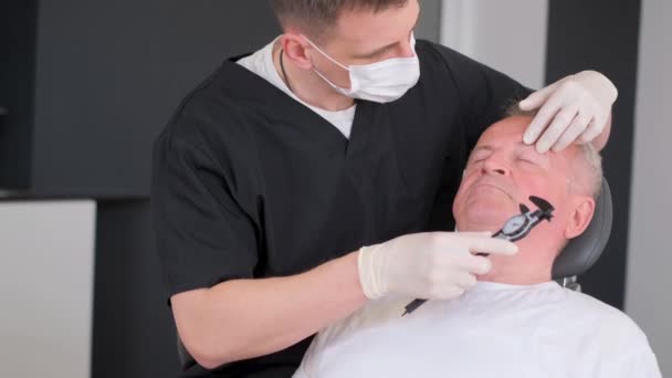 Blepharoplasty Dokter Bedah Membuat Tanda Wajah Seorang Pria Tua Untuk — Stok Video